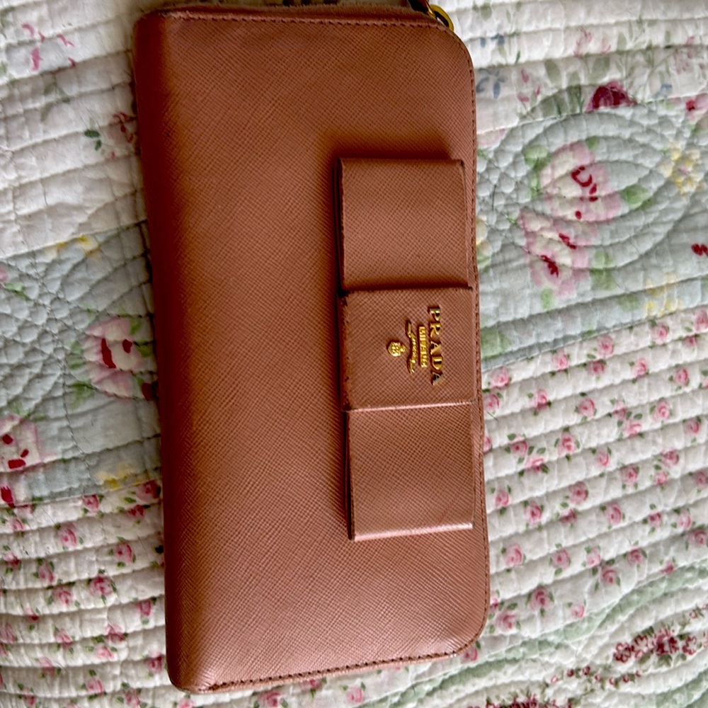 Gorgeous wallet EUC  no marks rips or tears  nearly everything fits inside